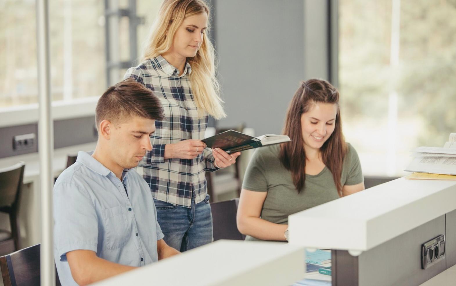 Modernes Arbeitsumfeld für Finanzberatung und Lernprogramme bei itexarivanq